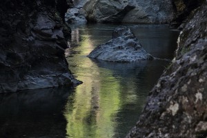 Das Licht spiegelt sich im Hinterrhein in der Viamala-Schlucht