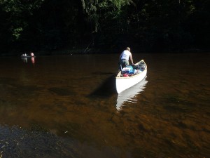 Rut bringt das Boot ins Wasser