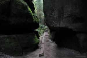Weg zwischen Felsen