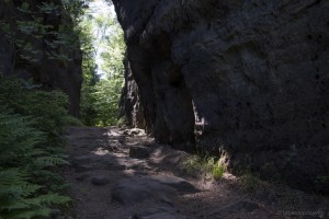 Weg entlang einer Felswand