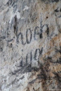 Teil einer alten Inschrift am Basteifelsen