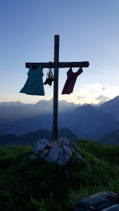 Gipfelkreuz mit aufgehängten TShirts