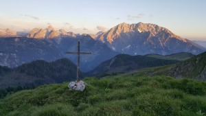 Gipfelkreuz mit Watzmann in der Morgensonne