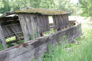Die Überreste einer alten Holzplätte